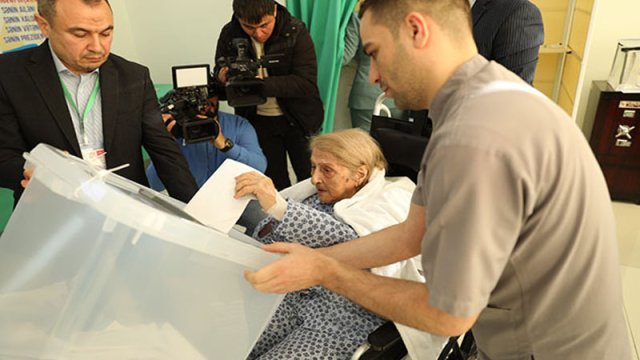 102 yaşlı Fatma Səttarova səs verdi - FOTO