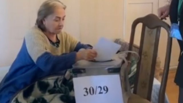 Aktrisa evində səs verdi - VİDEO