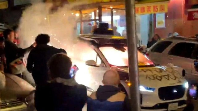 Daha bir sürücüsüz taksiyə hücum etdilər - FOTOLAR