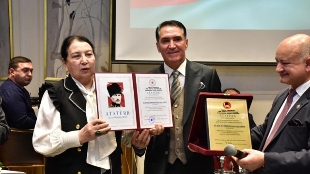 Azərbaycanlı həkim nüfuzlu beynəlxalq mükafat və ordenə layiq görüldü - FOTO