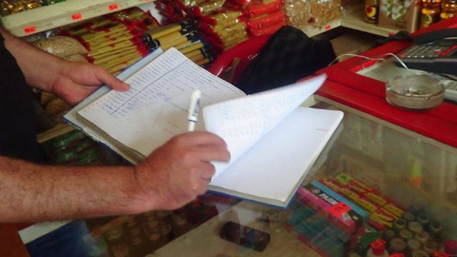 Mağazadan nisiyə dəftərlərini oğurladı, Bakıda oteldə qızlarla əyləndi