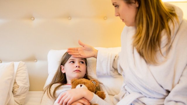 Həkim uşaqların niyə daha tez-tez pnevmoniyaya tutulmağa başladığını izah etdi