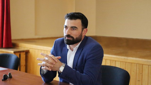 Məşhur yazıçı öz həyatı barədə film çəkilməsini istəyir - MÜSAHİBƏ