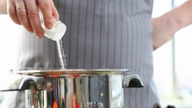 Yeməyi həddindən artıq duzlu etməyin şok fəsadları ORTAYA ÇIXDI