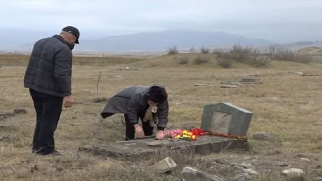 Xocalı sakini əliyalın çıxdığı yurdunda illər sonra atasının məzarını tapdı - VİDEO