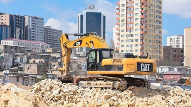Bakının bu ərazisində qəzalı binalar sökülür