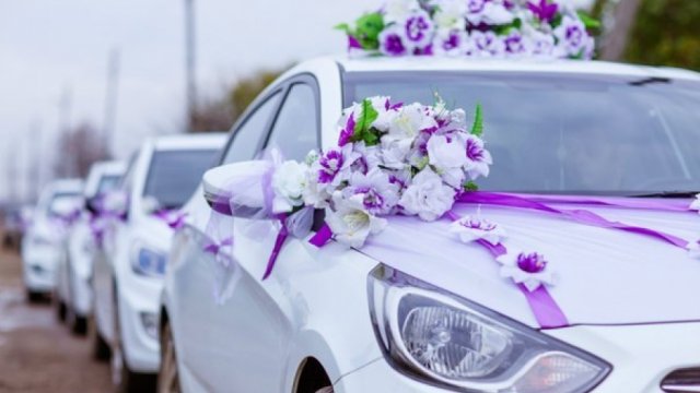 Toy karvanının maşını ağaca çırpıldı: Ölən və xəsarət alan var