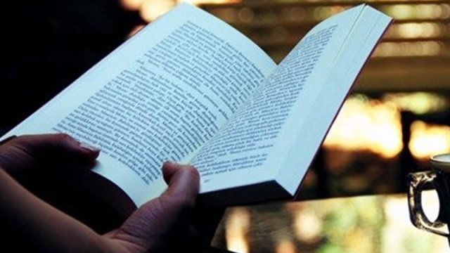 Tələbələr kiril əlifbası ilə yazılan dərsliklərdən istifadə edir