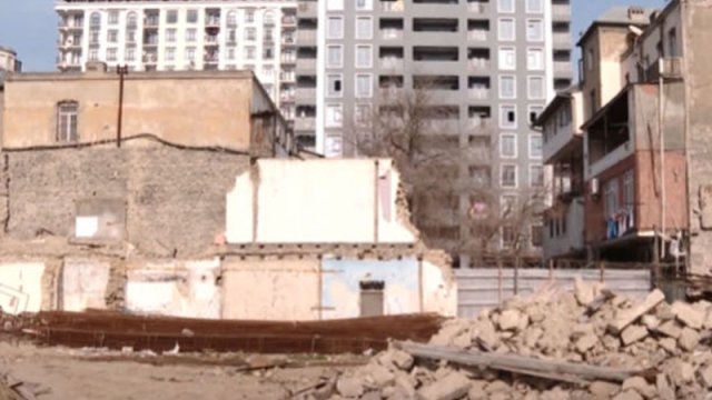 Bakıda bir nəfərə görə 50 nəfər evsiz qalıb - VİDEO