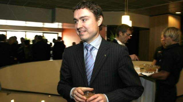 Keçmiş baş nazir sərxoş oldu, təyyarədən düşürtdülər