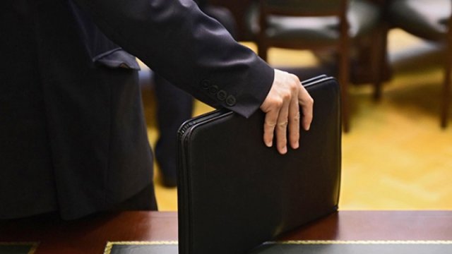 İş otağında əxlaqsızlıq etməkdə günahlandırılan 69 yaşlı məmur işdən çıxarıldı - Bəraət aldı