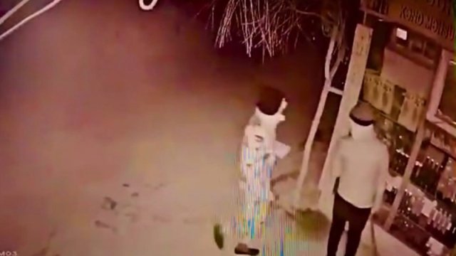 Terminaldan 10 minə yaxın pul oğurladılar - VİDEO