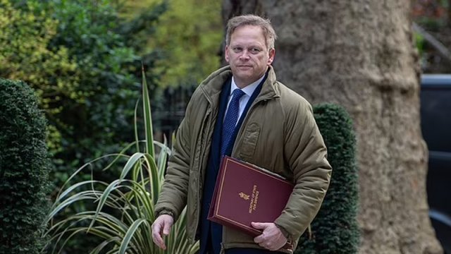 Britaniyanın müdafiə naziri fırıldaqçılıqda ittiham olundu