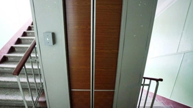 Bakıda qadın liftin qapısının arasında qalaraq ölübmüş