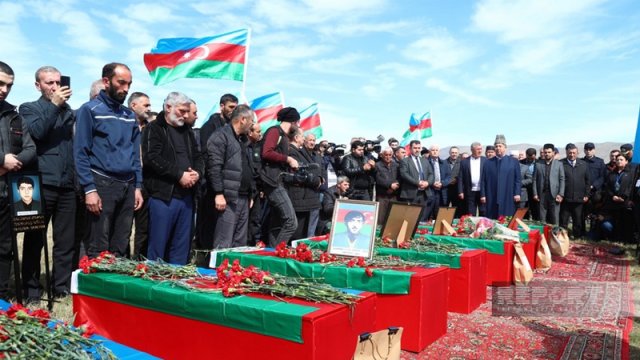Xocalıda qalıqları aşkarlanan 7 nəfərin dəfn mərasimi keçirildi - FOTOLAR