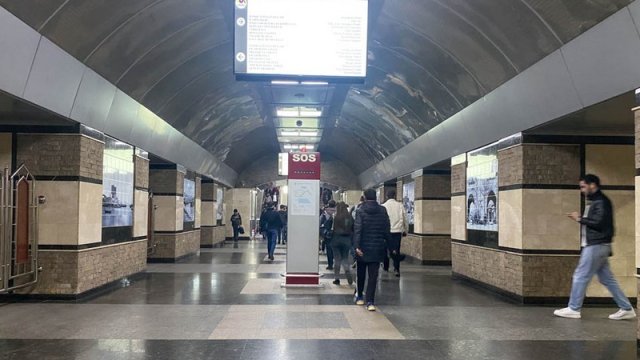 Bakı metrosunda nasazlığa görə sərnişinlər 