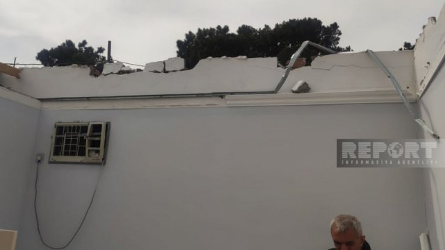 Güclü külək Bakıda evin damını uçurub, xəsarət alanlar var - FOTOLAR