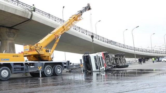 Bakıda bitumdaşıyan yük maşını aşdı, maye yola dağıldı - FOTO/VİDEO