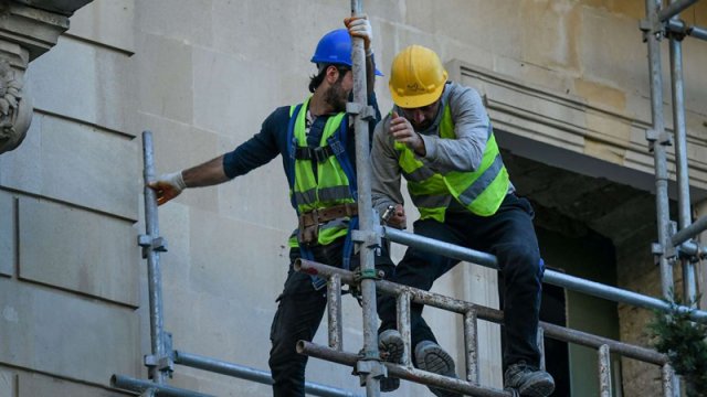 Bakıda tikinti şirkəti fəhlələri qanunsuz işlədib?