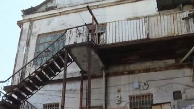 Bakıda 131 yaşlı tarixi bina qəzalı vəziyyətdədir - VİDEO