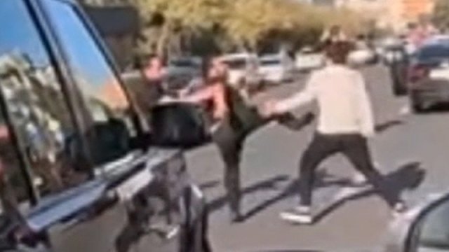 Bakıda tıxacda sürücülər arasında əlbəyaxa dava düşdü - VİDEO