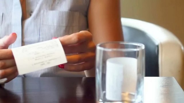 Restoranların servis haqqı tələbi qanunidirmi?