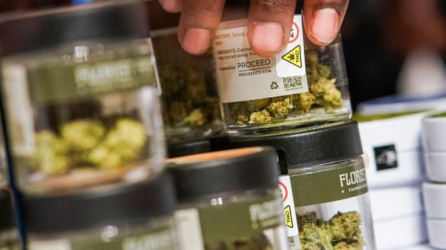 ABŞ marixuananı ağır narkotiklər siyahısından çıxararır