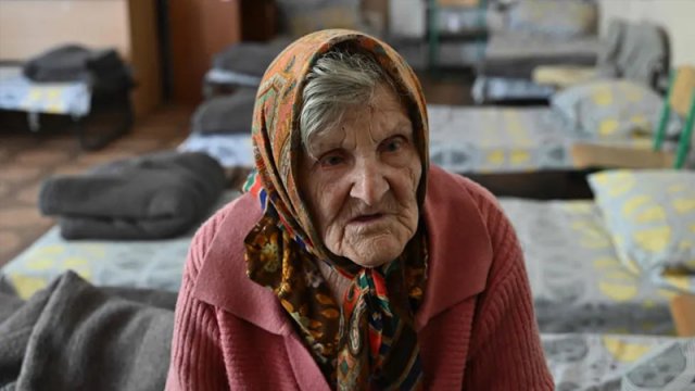 97 yaşlı ukraynalı qadın ruslardan qaçmaq üçün 10 km piyada gedib