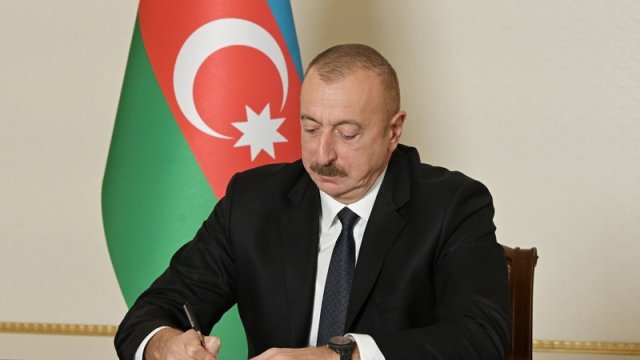 Prezident yalnız valideynlərini itirən uşağı övladlığa götürən qadınların pensiyaya tez çıxmasını təsdiqlədi