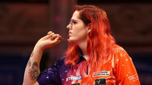 Dartist qadın transa qarşı turnirdə oynamaqdan imtina etdi