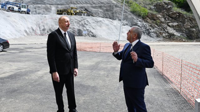 İlham Əliyev Xankəndi-Şuşa-Laçın avtomobil yolunda görülən işlərlə tanış oldu