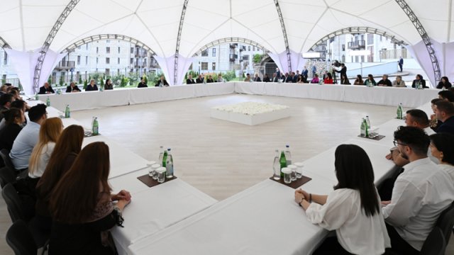 Prezident və birinci xanım Şuşaya köçmüş ilk sakinlərlə görüşüb - YENİLƏNİB