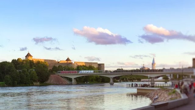 Estoniya hakimiyyəti rus dilində qismən tədris tələbini rədd etdi