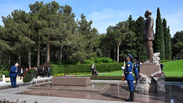Lukaşenko Heydər Əliyevin məzarını və Şəhidlər xiyabanını ziyarət etdi