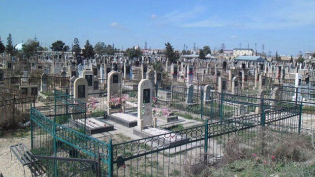 Qəbiristanlığı bəzəyən dəbdəbəli məzar daşları: Bəs dini baxımdan düzgündürmü?