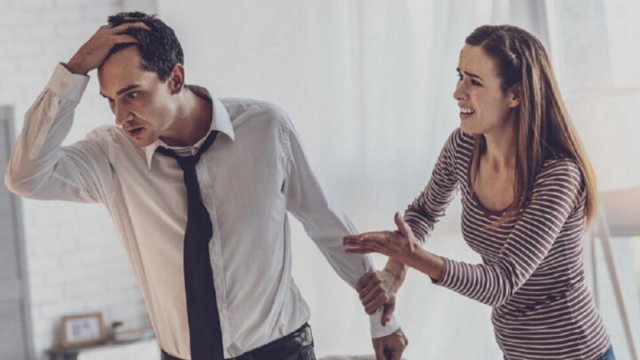 Kişilər hansı qadını tərk edir?