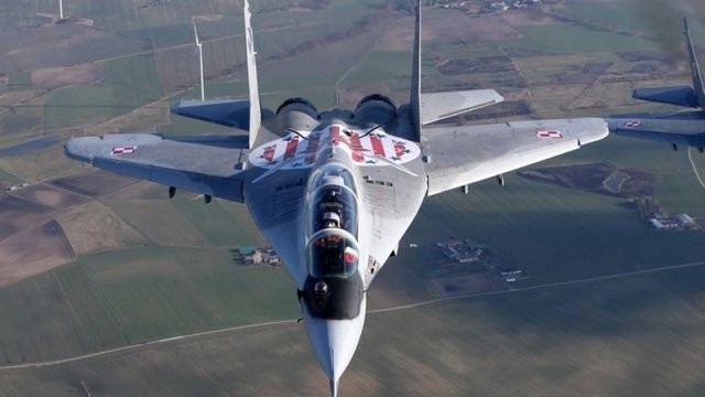 Polşada şok hadisə: Uçuş zamanı təyyarənin yanacaq çəni şəhərə düşdü