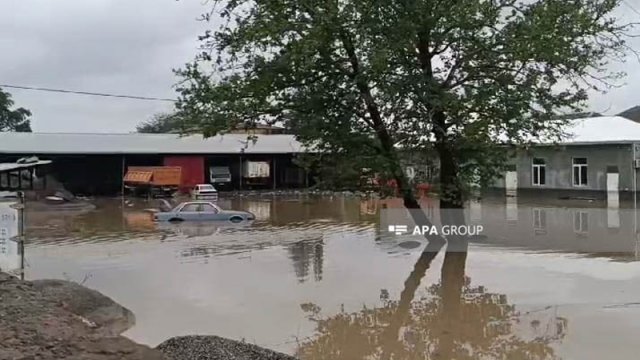 Qazaxda güclü yağışlardan sonra çay daşdı, torpaq sahələri və kafelər suyun altında qaldı - FOTO/YENİLƏNİB