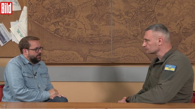 Vitali Kliçko Kiyev küçələrindəki dinc həyatı 