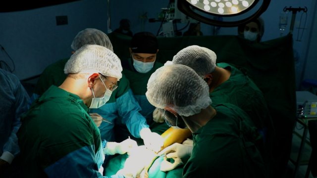 Türkiyəli və azərbaycanlı həkim heyəti Vətən müharibəsi qazisi üzərində ağır cərrahi əməliyyatı uğurla icra edib 