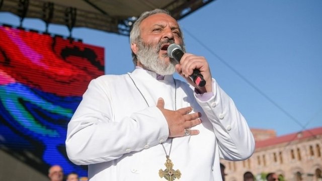 Keşişin arxasında hansı qüvvələr dayanır? - ŞƏRH