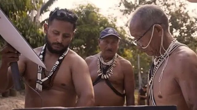 İlk dəfə internetə girən Braziliya hinduları görün nə etdi