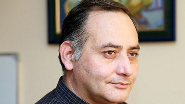 Ölən yazıçılara hörmət, sağ olanlara hücum edirlər - Yazıçı