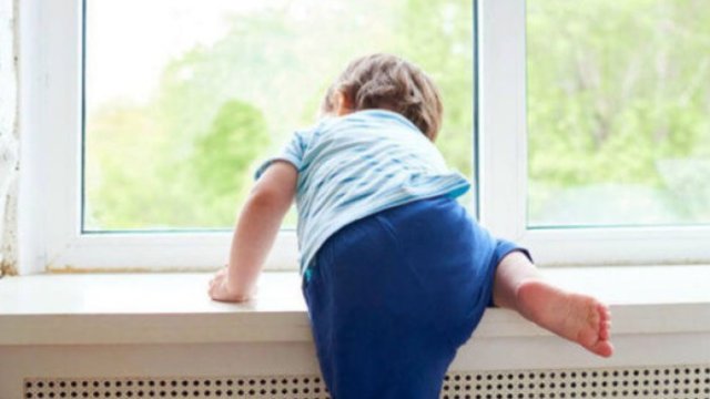 Körpə uşaqların eyvandan yıxılması - Kimdir günahkar?