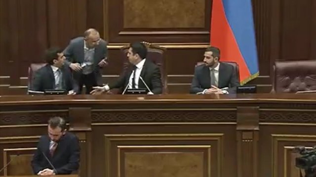 Simonyan Seyran Ohanyanı tribunadan qovdu - VİDEO