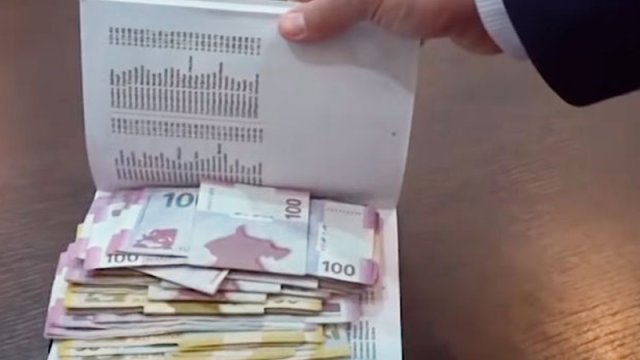 Rüşvət alan məmura 9 il həbs verildi