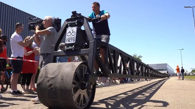Niderland mühəndisləri dünyanın ən uzun velosipedini yaratdı - VİDEO