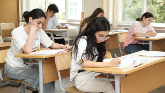 Kimlər 12-ci sinifə qədər oxuyur?