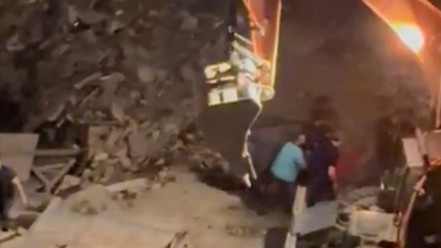 Qadın evindən zorla çıxarıldı: Bakıda gecə söküntüsü - VİDEO