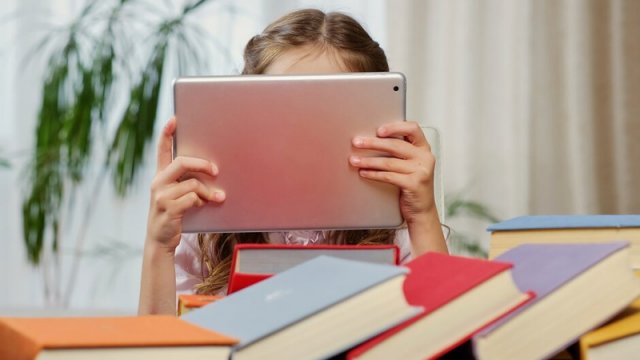 Azərbaycan məktəbləri elektron dərsliklərə keçir? - AÇIQLAMA